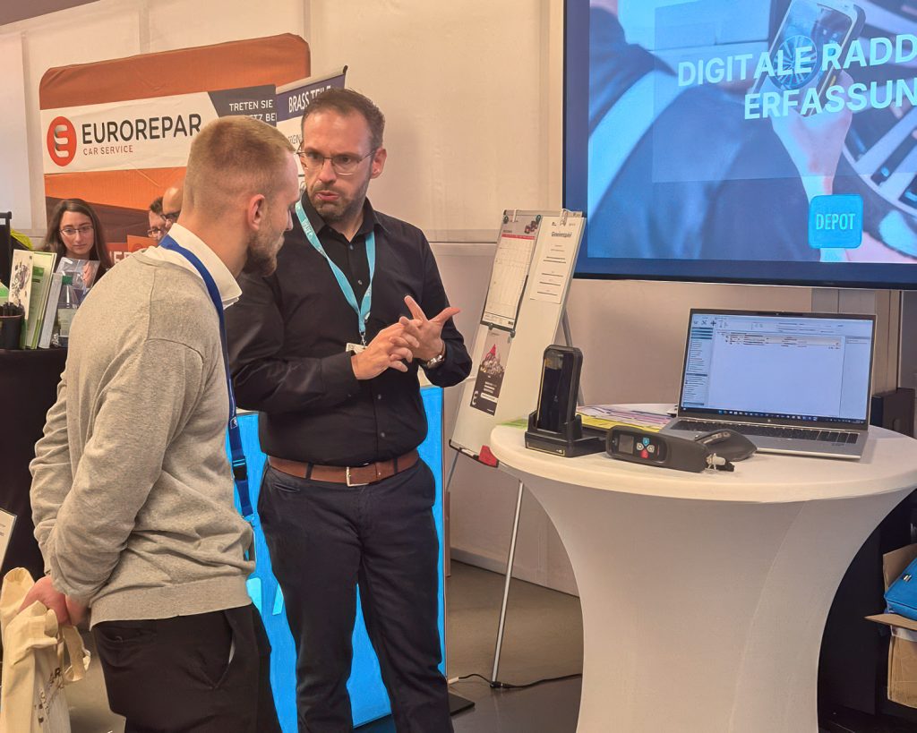 Bild 2 ATBAS bei der FFW 2025 in Würzburg, Stefan Konnerth, Sales Manager bei ATBAS, präsentiert die digitale Rädereinlagerungslösung für freie Werkstätten