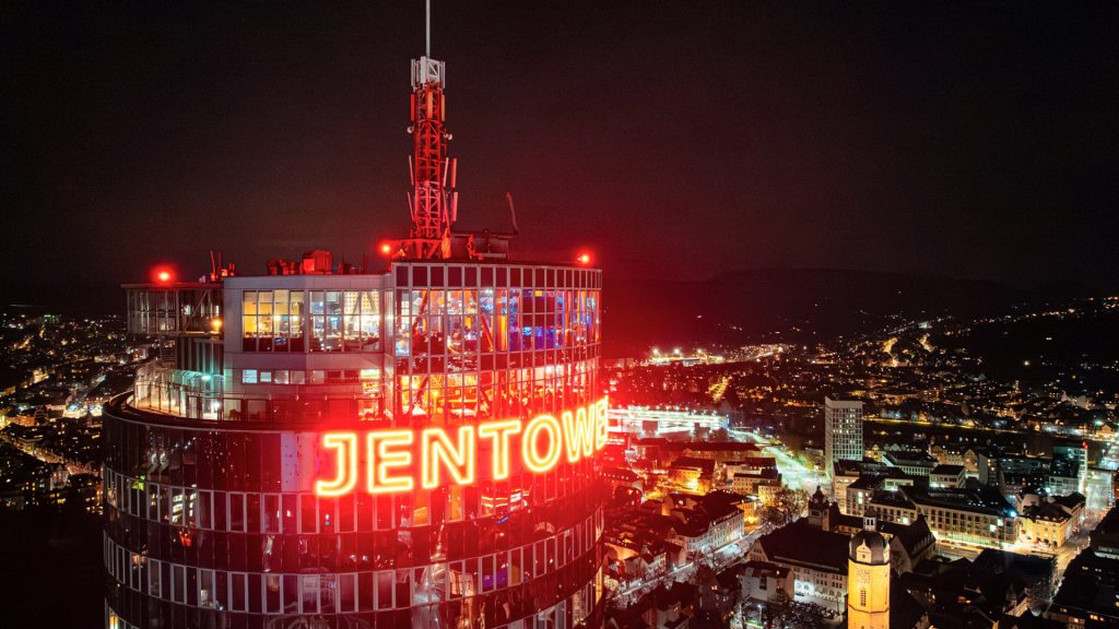 Der Jentower bei Nacht als Kulisse der Jubiläumsveranstaltung von ATBAS