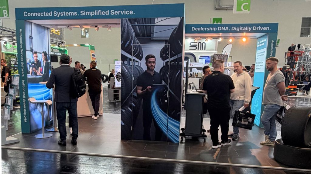 Rennsport trifft Werkstattpraxis – Im Demo-Bereich zeigte ATBAS, wie moderne Software, Hardware und Prozess-Know-how ineinandergreifen und durchgängige, effiziente Räderprozesse ermöglichen.